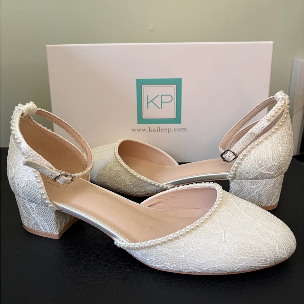 Lace Round Toe Low Block Heel Wedding Shoes with Mini Pearls